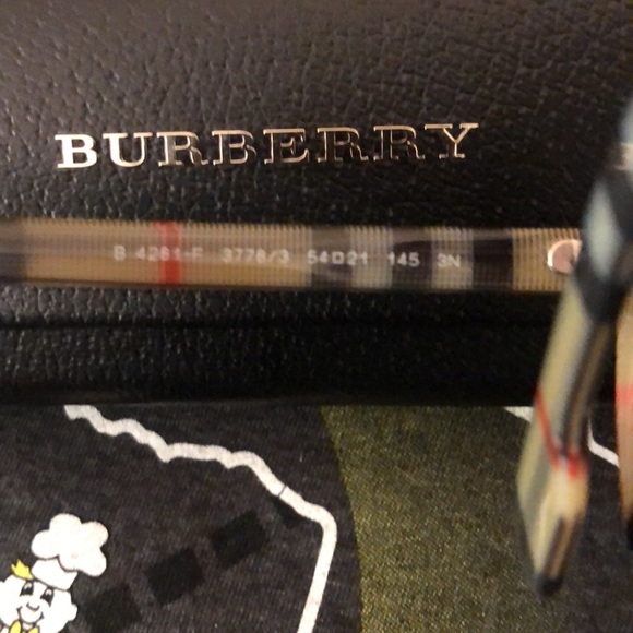 NWOT! Authentic Burberry sunglasses with box and case - Picture 6 of 8